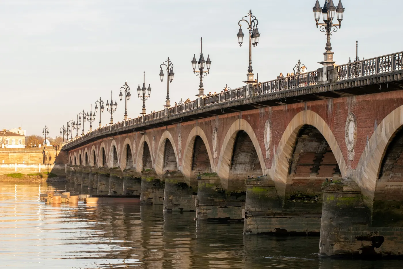 Formation HubSpot à Bordeaux : le pont de pierre sur la Garonne